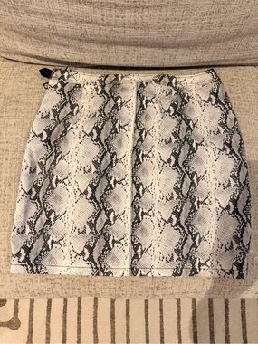 Snake Print faux leather Skirt in White and Black